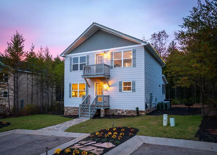 Par-Tee Haus I- Game Room & Hot Tub-Walk To Helen