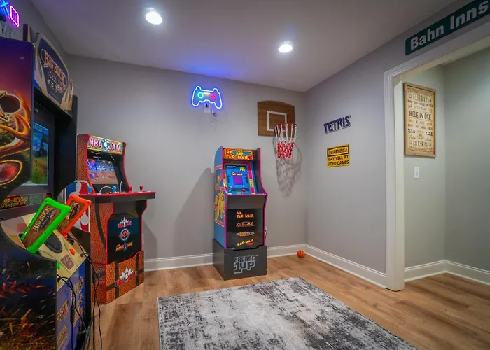 Par-Tee Haus I- Game Room & Hot Tub-Walk To Helen