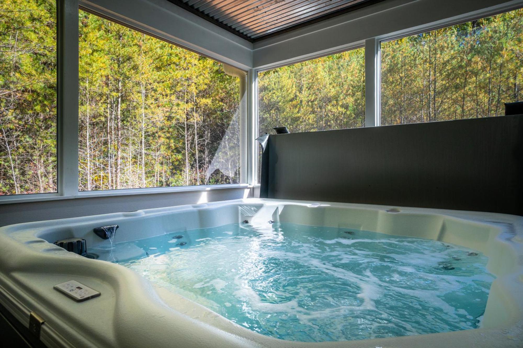 Par-tee Haus I- Game & Hot Tub-walk To Holiday home Helen